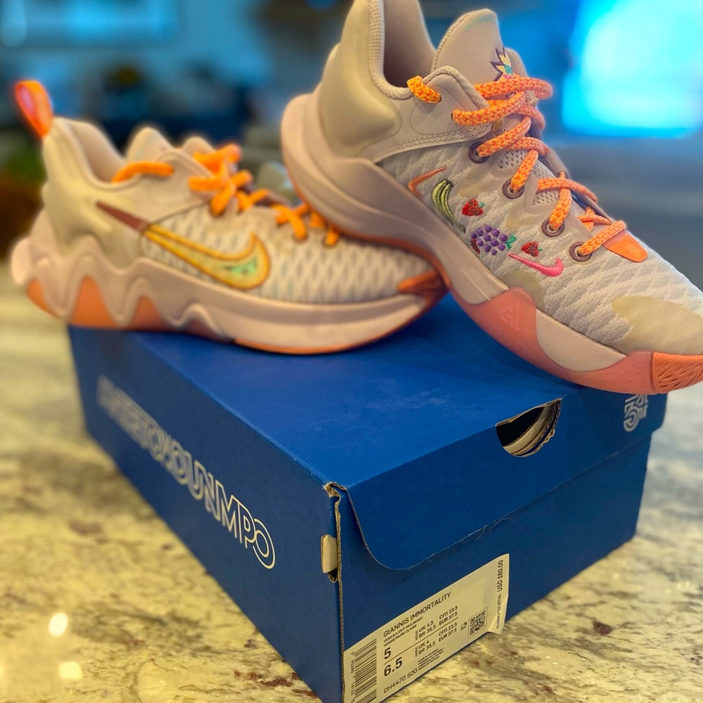 Never Worn- Nike Women’s Giannis Immortality tennis shoes -Venice/Light Mulberry